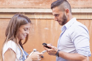 Genç çift sevgi alışverişi bilgi ile akıllı telefon