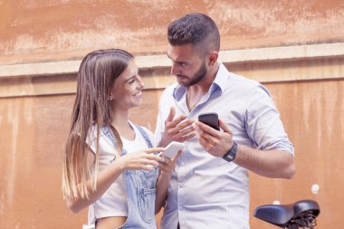 Genç çift sevgi alışverişi bilgi ile akıllı telefon