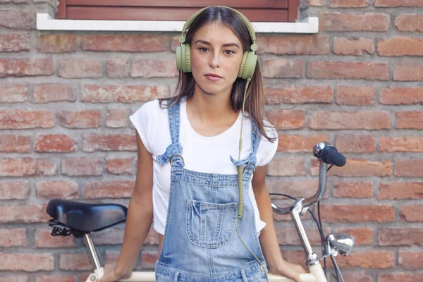 Joven hermosa mujer disfruta de la música con auriculares — Foto de Stock