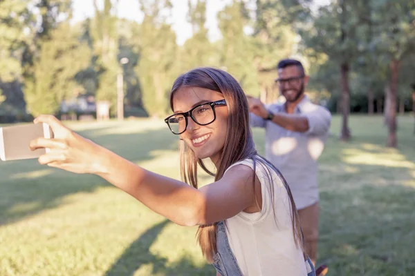 若い従事カップルが楽しい selfie をやって — ストック写真