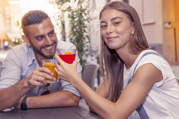 Jong stel neemt een drankje in een downtown bar — Stockfoto