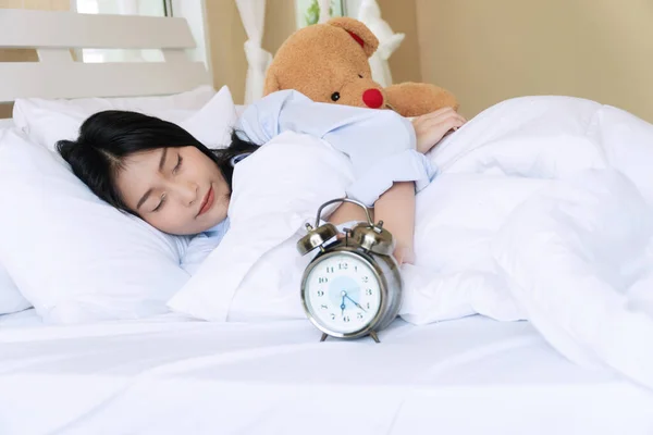 Retrato Jovem Mulher Travesseiro Com Ursinho Pelúcia Dormir Descansar Cama — Fotografia de Stock