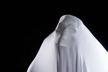 İzole edilmiş siyah arka planda beyaz giysili beyaz hayalet. Yüz şeytanının çığlığı perdeyi kapatmış. Cadılar Bayramı konsepti.
