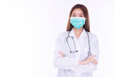 Sağlıklı bakım ve sigorta konsepti. Profesyonel genç kadın doktor steteskop kollu üniforma giyer kameraya bakar ve izole beyaz arka planda gülümserdi.. 