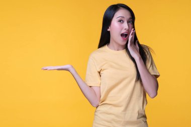 Genç kadın ağzını kapatıyor. Ürün satışında el ele tutuşurken heyecanlanıyor. Ya da izole edilmiş sarı arka planda boş fotokopi alanı.. 