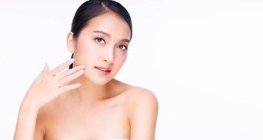 Güzellik kozmetiği ve sağlıklı konsept. Çekici genç bir kadın temiz teniyle yüzüne dokunuyor izole beyaz arka plan üzerinde. 