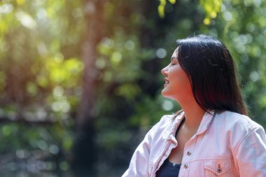 Yan bakış açısını kapat. Genç bayan rahatla. Temiz hava al..