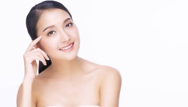  Güzellik kozmetiği ve sağlıklı konsept. Çekici genç bir kadın temiz teniyle yüzüne dokunuyor izole beyaz arka plan üzerinde.