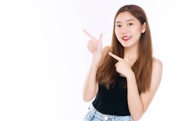Όμορφη Κοπέλα Χαμογελαστή Διαφήμιση Παρουσίασης Χαρούμενη Νεαρή Γυναίκα Χρησιμοποιούν Δάχτυλο — Φωτογραφία Αρχείου