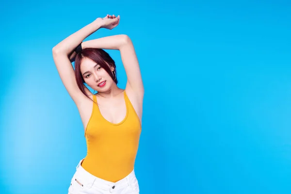 陽気でエレガントな若いです女性ショー彼女のArmpitクリーンなDeplectionながら青の背景に立って — ストック写真