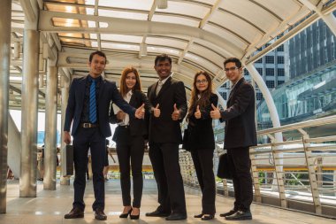 Gülümseyen ve işini başarıyla yapan bir grup insanla beş Asya iş birliği..