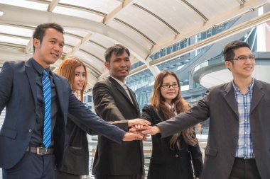 El ele tutuşan bir grup insanla beş Asya iş birliği.