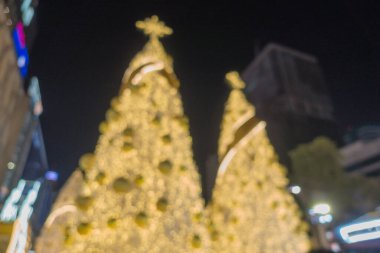 Festival gecesi Noel ağacında Bokeh ışıkları.