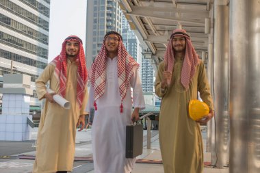 Arap iş adamları işe gitmek için şehre yürüyorlar..