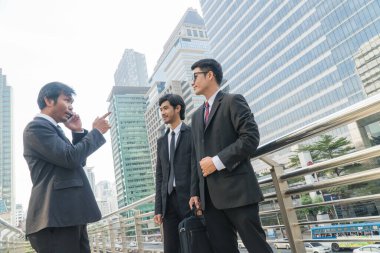 Takım işadamı kasabada konuşuyor..