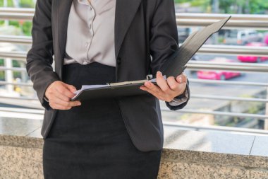 İş kadınlarını ihbar ederek eline odaklan..