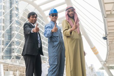 İşadamı yapılan başarılı projeyi onayladı.