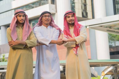 Arap iş adamı şehirde el sıkışıyordu. Konsept Takım Çalışması El sıkışma Ortaklığı.