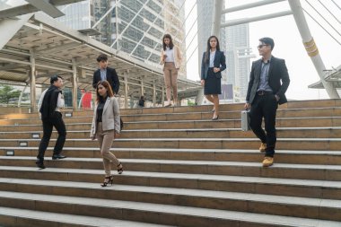 İş adamları sabah işe gitmek için merdivenleri inip çıkıyorlar..