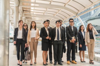 Takım işadamları modern şehirlerde takım çalışması konseptine sahipler..