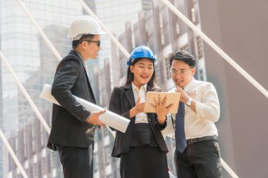 Bir grup işadamı modern şehirdeki tabletlere danışmanlık yaptılar..