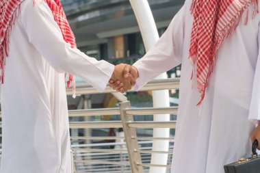 Arap işadamları modern şehirde el sıkışıyor..