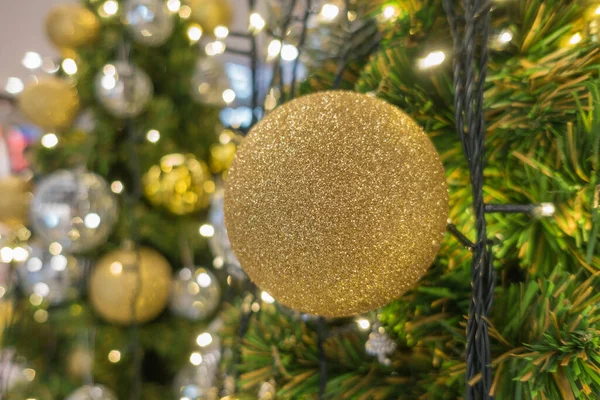 Fokus Gyllene Boll Dekorerad Julgran Dekorerad Suddig Bakgrund — Stockfoto