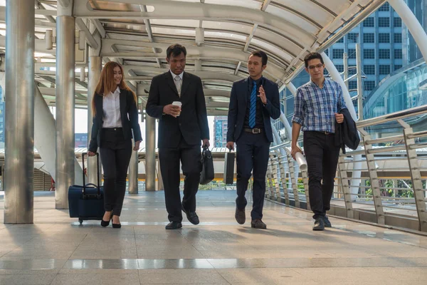 İş adamı şehirde geziyor..