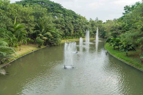 Fuente Pequeño Canal Alrededor Del Parque — Foto de Stock