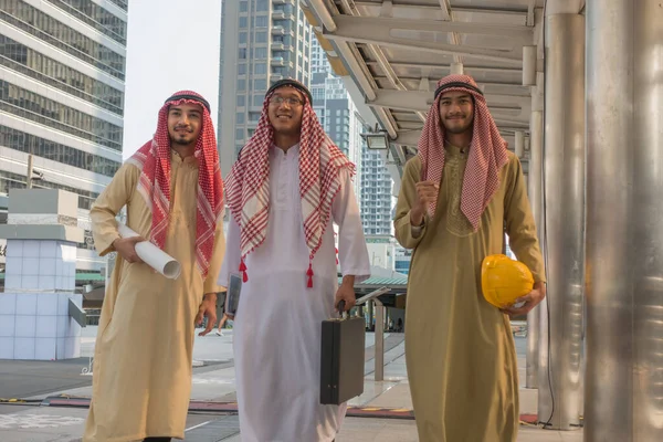 阿拉伯商业团队在城市里步行去工作 — 图库照片