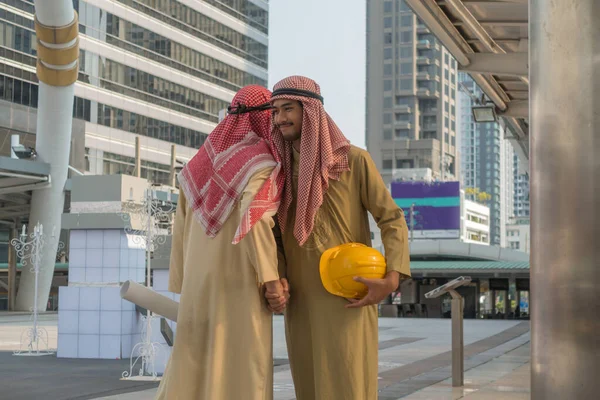 两名年轻的阿拉伯商人在城市握手 — 图库照片