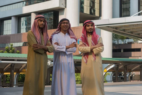 三个阿拉伯商人手挽手站在那里 盼望着城市的到来 — 图库照片