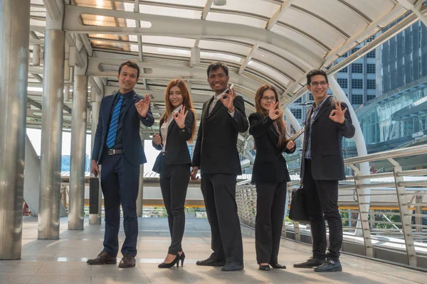 İş ekibi el ele tutuşarak kentteki 