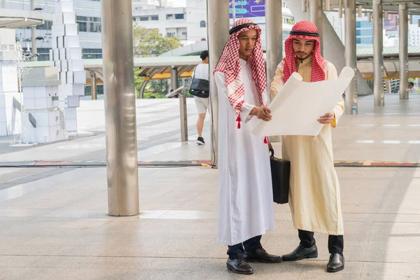 Два Арабских Бизнесмена Рассматривают Чертежи Городе — стоковое фото