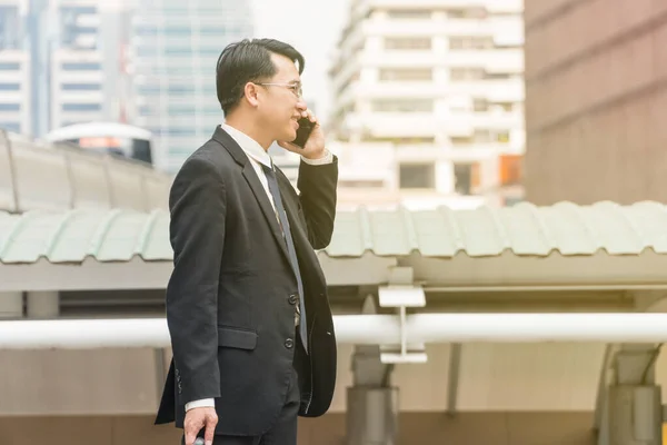 Asian Middle Aged Businessman Talking Smart Phone While Traveling Modern — Stock Photo, Image
