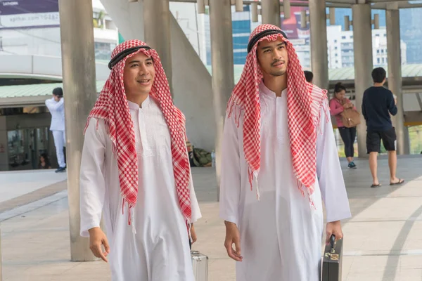 Арабские Бизнесмены Прогуливаются Современным Городам — стоковое фото