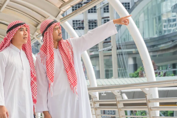 Арабский Бизнесмен Указывающий Вперед Пусть Бизнесмены Увидят Современном Городе — стоковое фото