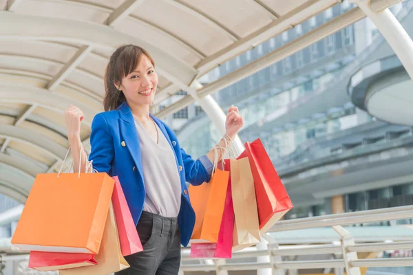 Bella Ragazza Asiatica Che Trasporta Shopping Bag Sorridente Felicemente Nella — Foto Stock