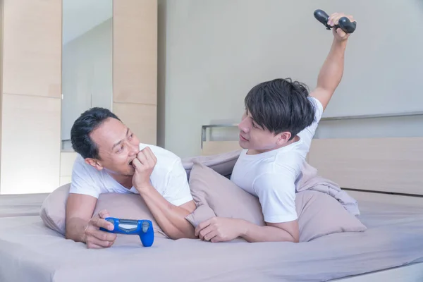 Dois Amigos Jogam Jogo Cama Perdedor Leva Joystick Para Bater — Fotografia de Stock