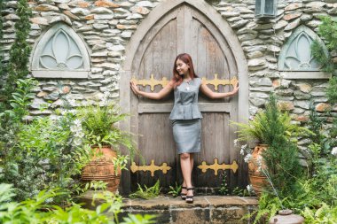 Bahçenin kapısında duran güzel genç bayan..