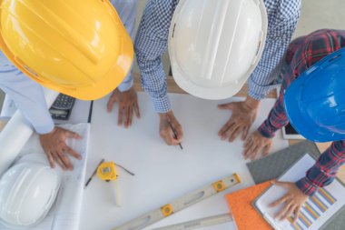 Mühendislik grubunun üst görüşü konuşuyor. Güvenlik kaskına odaklan.