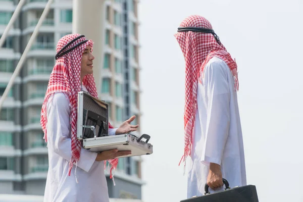 Два Арабских Бизнесмена Разговаривают Смотрят Портфеле — стоковое фото