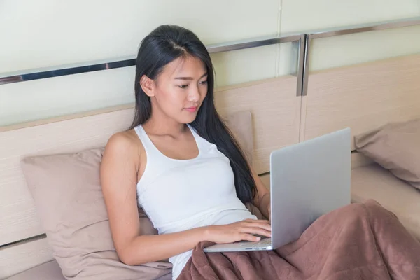 Mulher Bonita Usando Laptop Assistir Show Online Cama — Fotografia de Stock
