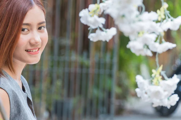 Bonito Rosto Jovem Mulher Asiática Com Uma Flor Branca Lado — Fotografia de Stock