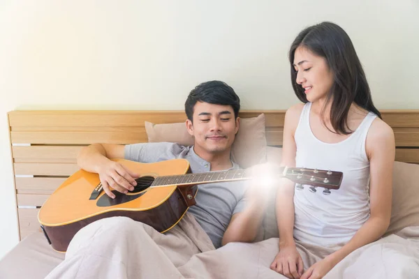 Couple Asiatique Amoureux Jeune Homme Jouant Guitare Pour Petite Amie — Photo