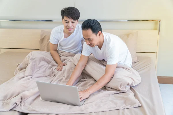 Ásia Gay Casal Sentado Cama Usando Laptop — Fotografia de Stock