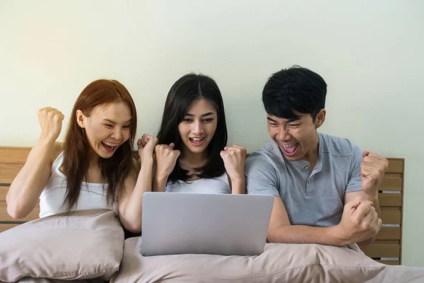 Três Amigos Estão Assistindo Lista Esportes Laptop Cama Muito Feliz — Fotografia de Stock