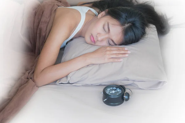 Concepção Dorme Feliz Bela Jovem Asiática Deitada Cama Com Despertador — Fotografia de Stock