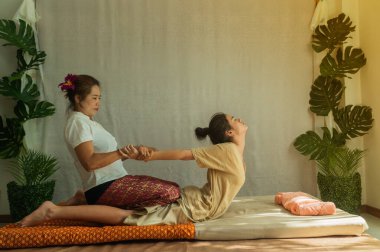 Güzel Asyalı genç kadın vücut masajını spa konsepti rahatlığı ve sağlık spa 'sında yapıyor..