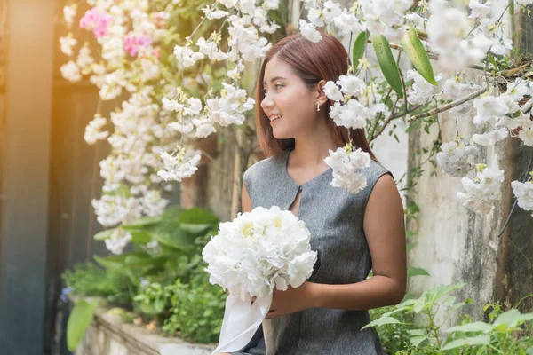 Boldog Mosolygós Gyönyörű Ázsiai Fiatal Kezében Egy Fehér Virág Csokor — Stock Fotó